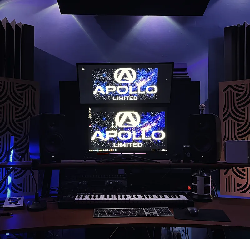 Regia di Apollo Limited Studio: doppio monitor, casse nearfield, tastiera MIDI e pannelli acustici