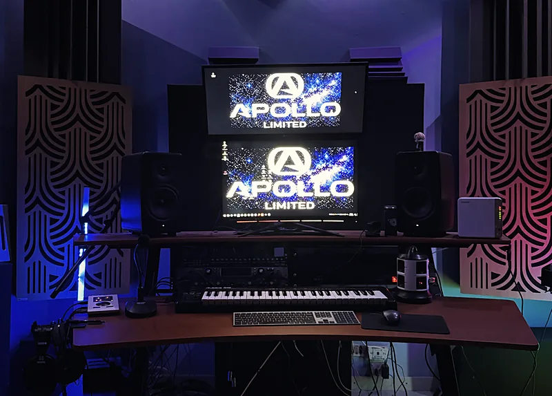 La room trattata di Apollo Limited Studio con diffusori, bass trap e postazione di mix